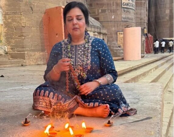 Astro Richa performing a Vedic ritual on the ghats of Varanasi
